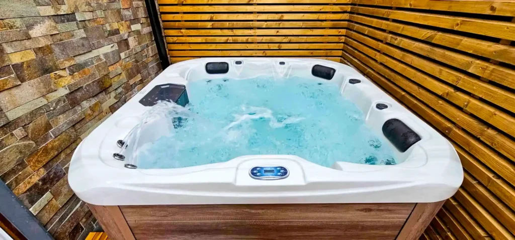 Wellness Chata Lomnica – vírivka pre 5 osôb s hydromasážou